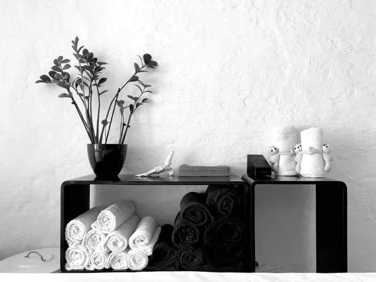 Detaljer fra klinikken med planter og behandlingsudstyr, der understøtter en rolig atmosfære