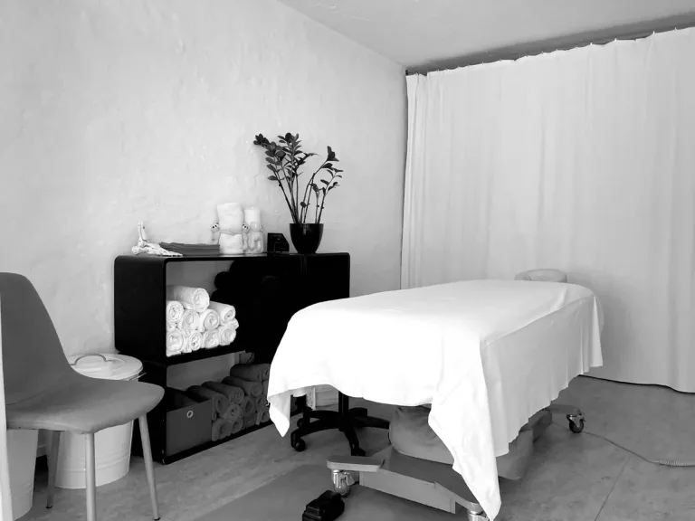 Lyst og roligt behandlingsrum hos Aarhus Zoneterapi med briks og afslappende atmosfære